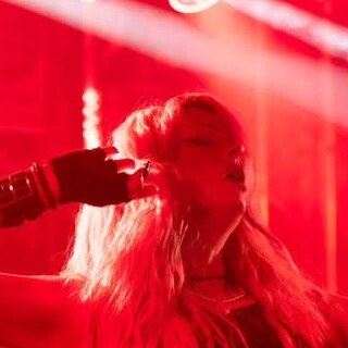 Melany performing live